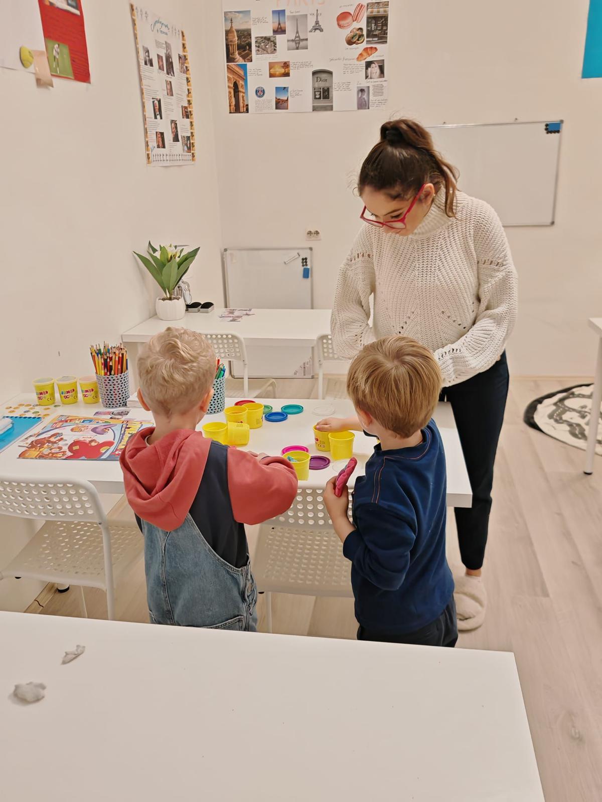 Deca igraju u boravku